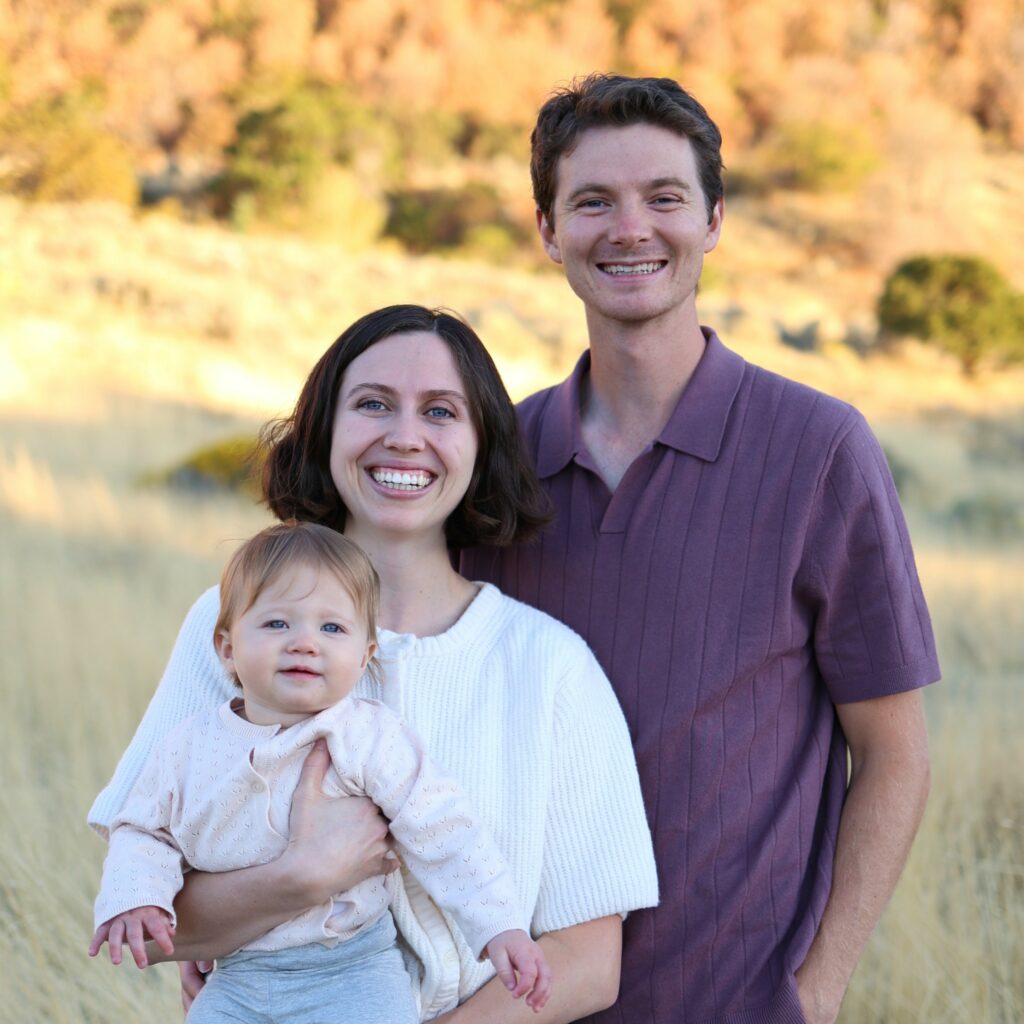 A photo of Mabel Teerlink and her husband and daughter.